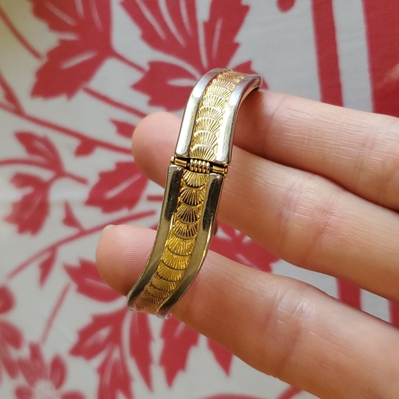 3/$25 Stunning silver and gold tone shell bracelet Vintage - Picture 5 of 10